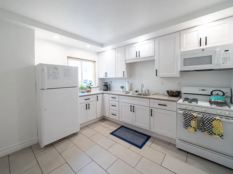 541 Coit Ave NE #1 — Photo 2