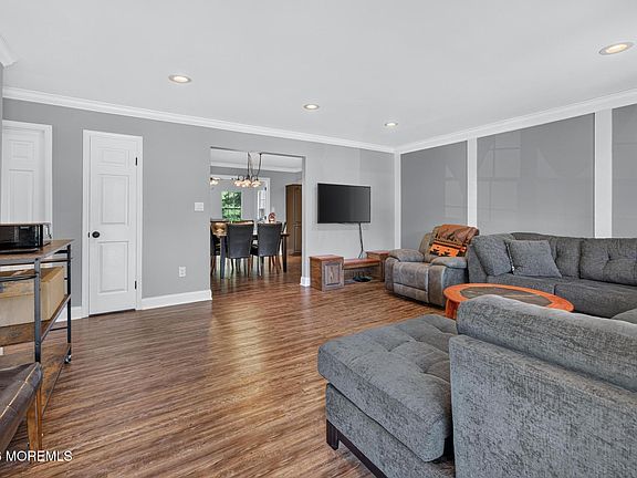 5th image of 370 Elm Lane