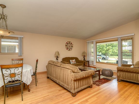 4th image of 828 Mitchell Rd