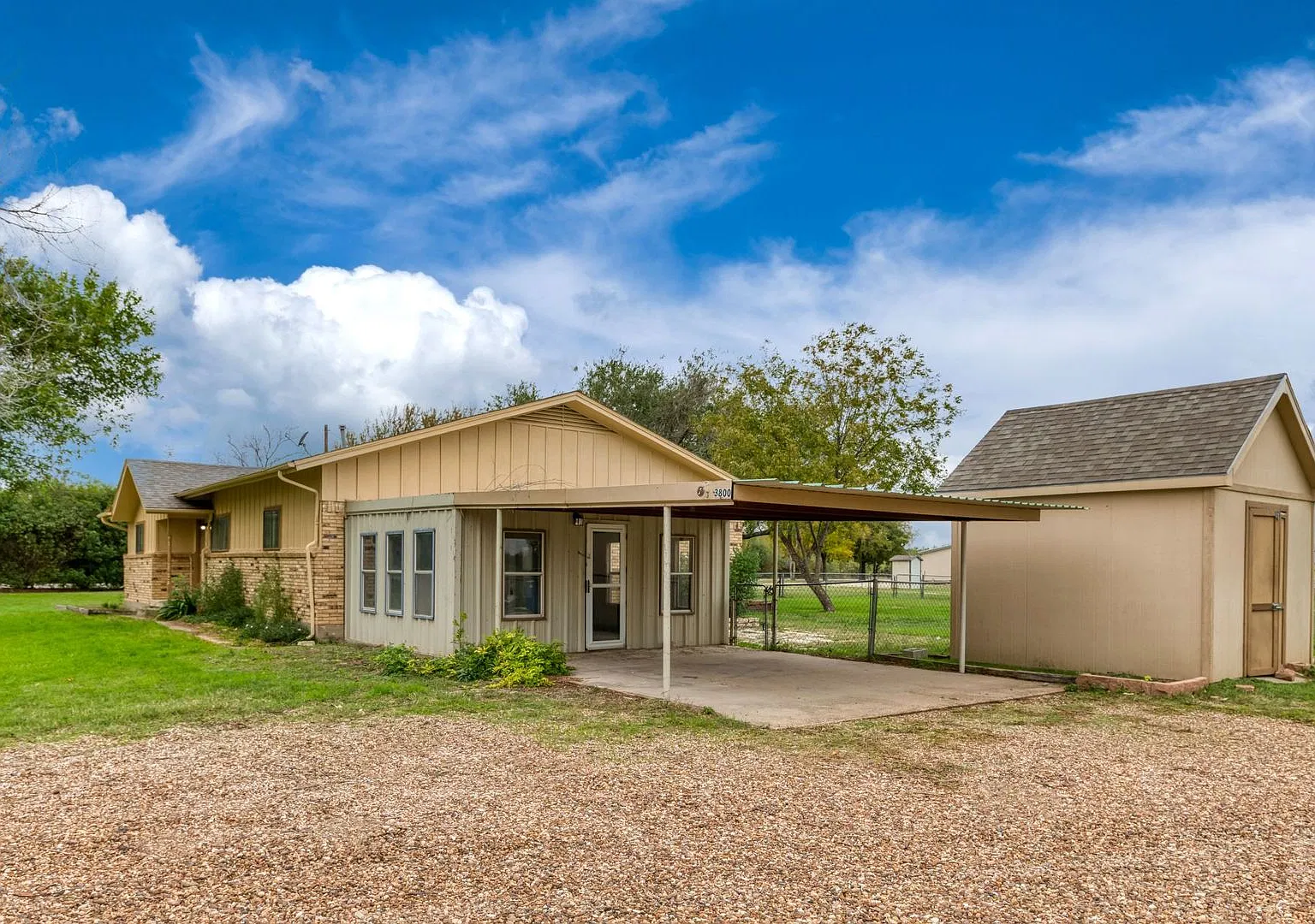 3 Bed / 3 bath Traditional Corner Lot home — Photo 2