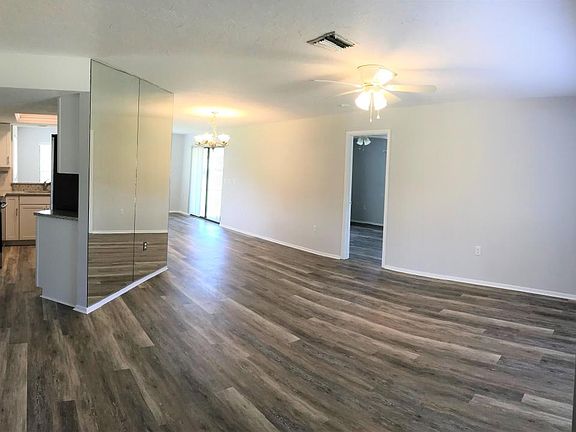 3rd image of 703 Coquina Ct