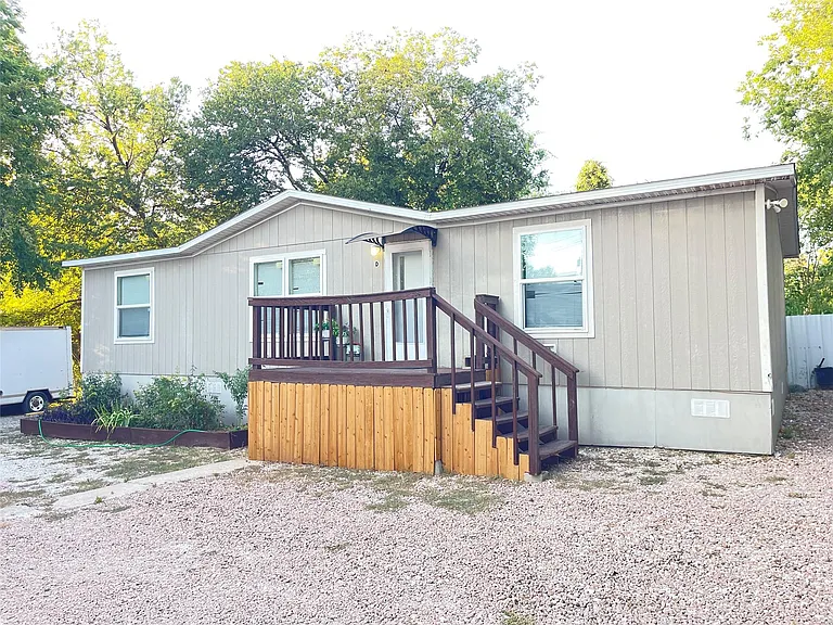 1430 W Howard Ln — Photo 1