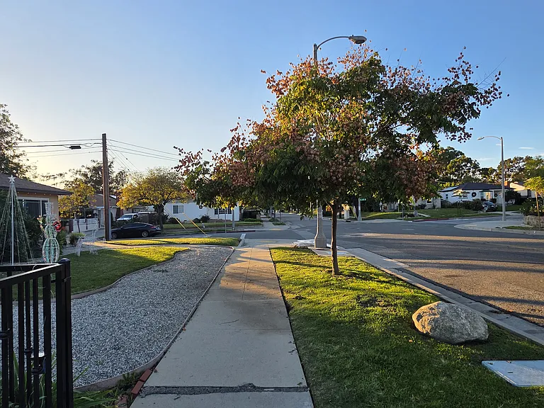 552 W Howard St — Photo 12