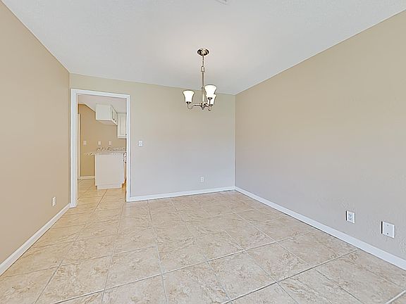 4th image of 816 Lindenwood Cir W