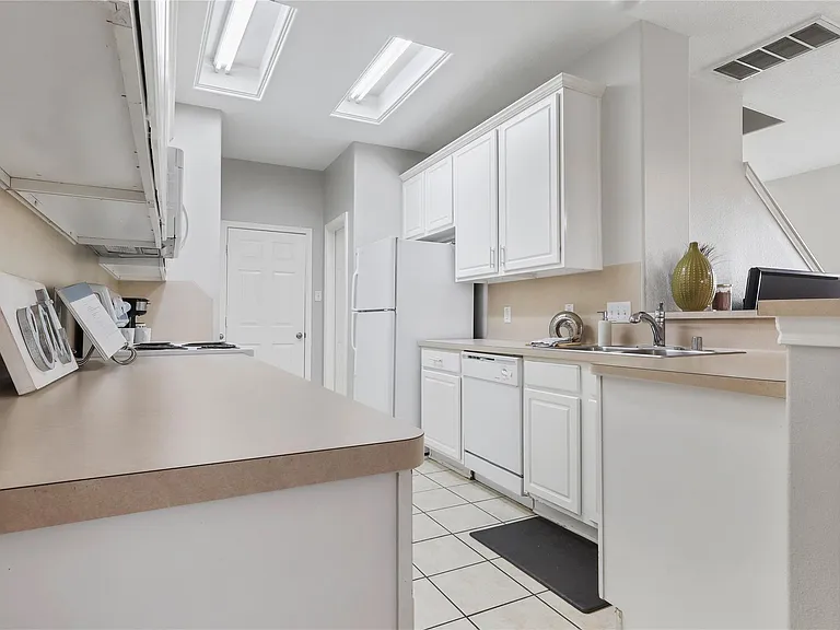 418 Folk Crest Ln — Photo 8