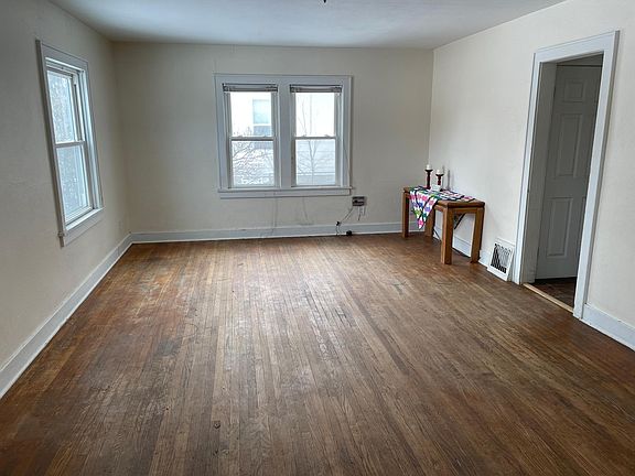 Living room/dining room area