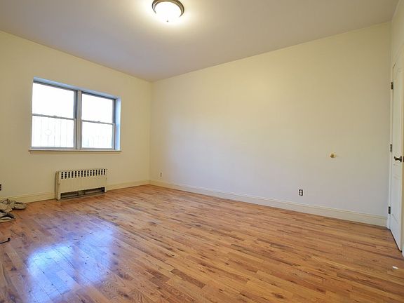 3rd image of 1100 Putnam Ave APT 3R