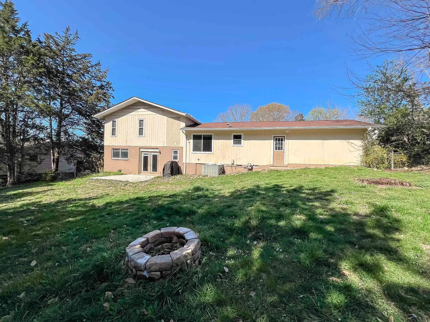 4-Bedroom Home with large fenced yard in Farragut — Photo 2