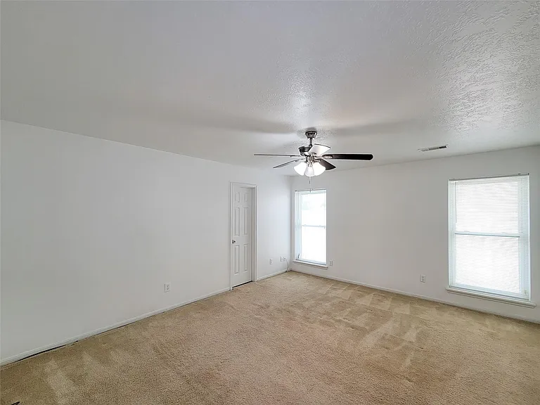 16807 Sussex Dr — Photo 26