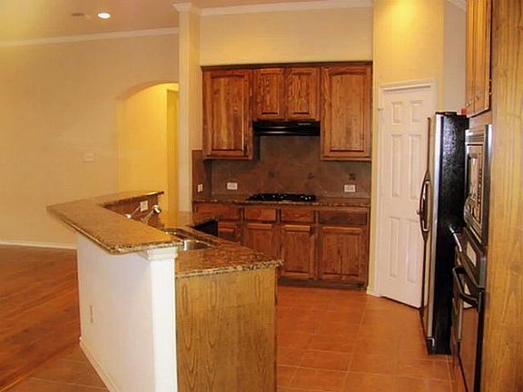 3rd image of 916 White River Dr
