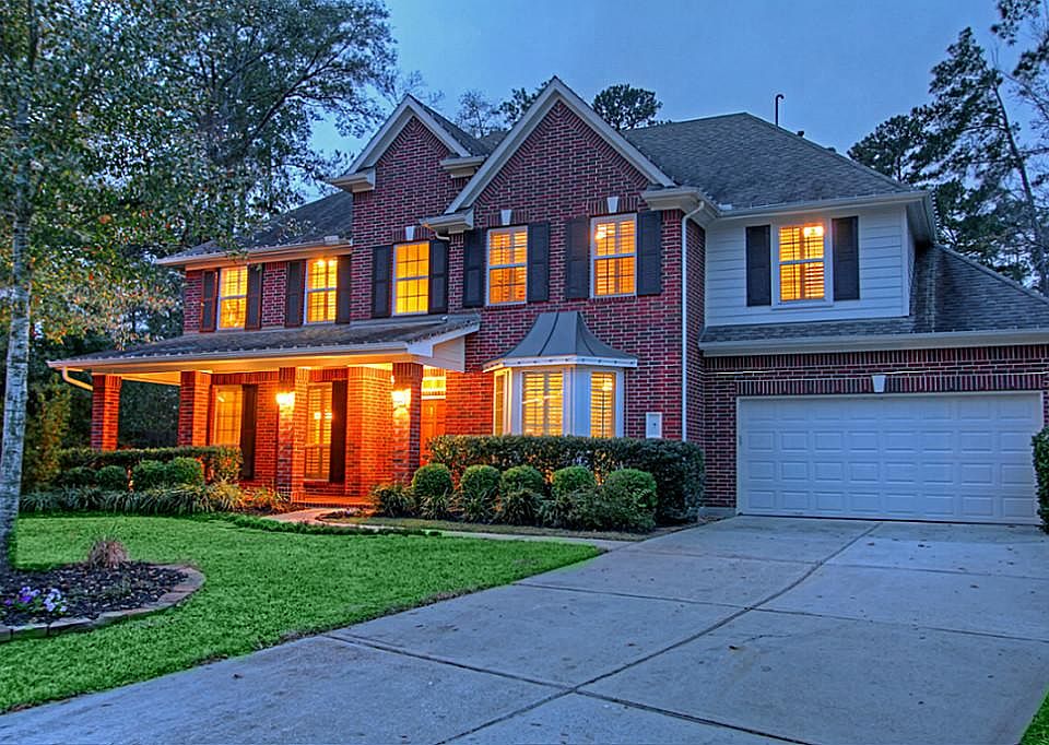 Welcome to 7 Mammoth Springs, a spectacular 2 story, 5 bedroom home in a quiet cul-de-sac!