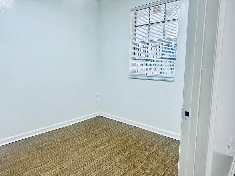 352 NW 11th St — Photo 9