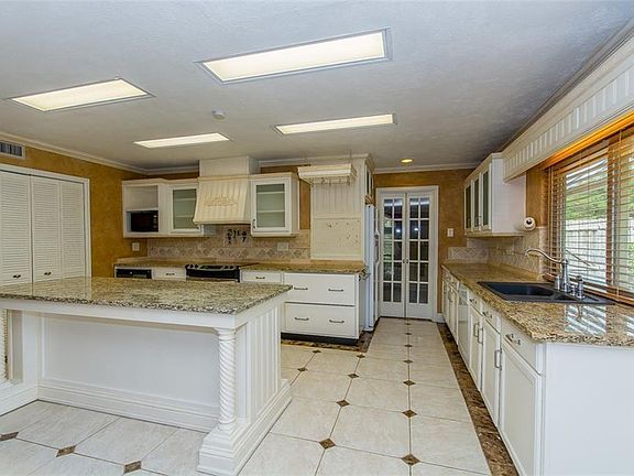 5th image of 3925 Villa Downs Dr