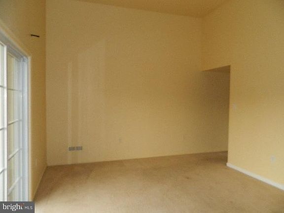 4th image of 12 Whalens Ct