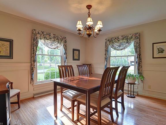 4th image of 30301 Winsor Dr