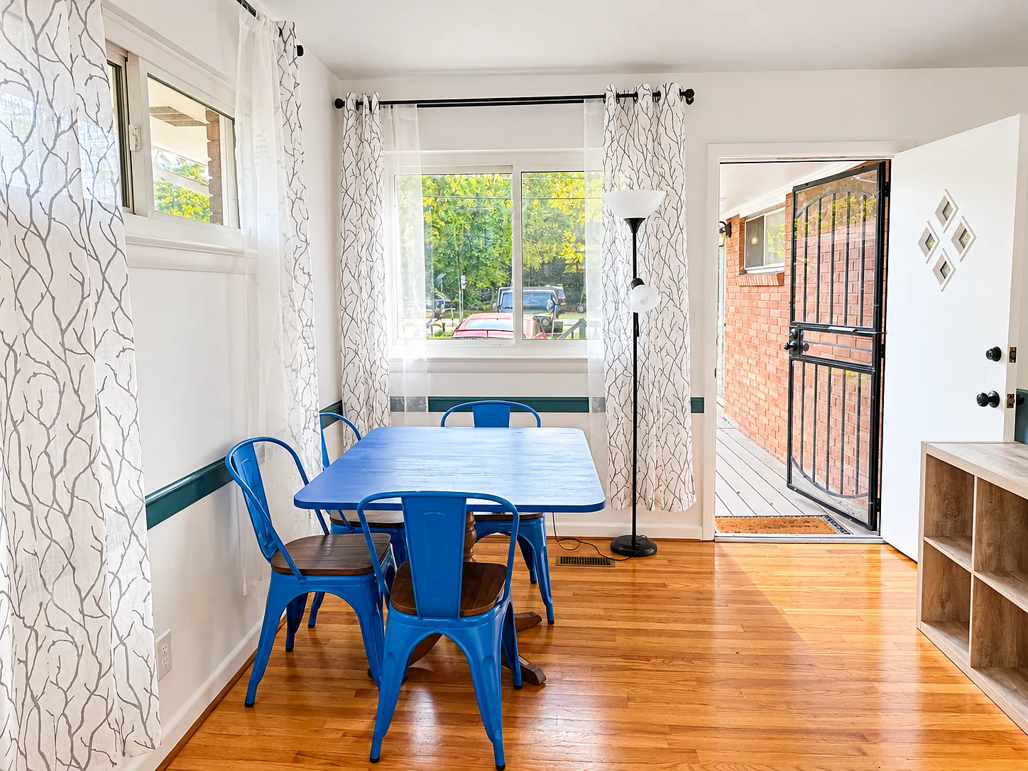 3 bed, 1000 sqft, $2,200 — Photo 2