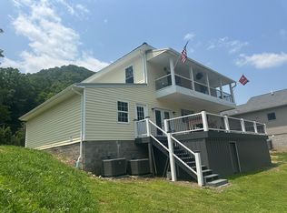 32 4th Ave, Montgomery, WV 25136