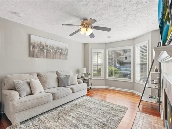 1061 Daventry Xing, Woodstock, GA 30188