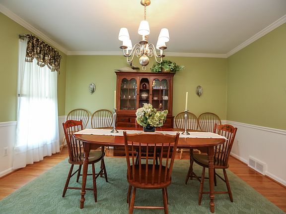 3rd image of 6 Henley Pl