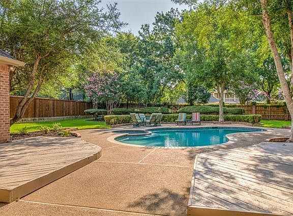 3rd image of 4611 Lakeside Dr