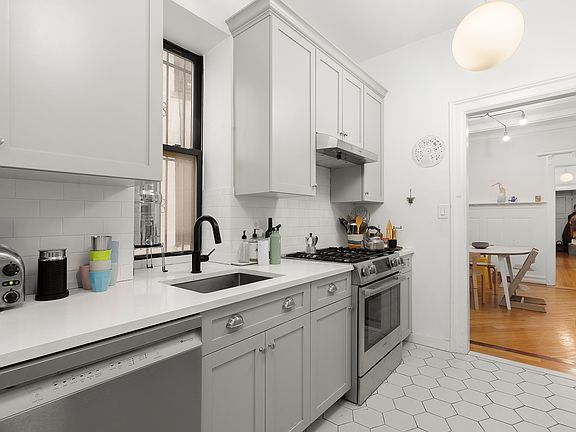 5th image of 226 Saint James Pl APT 1R