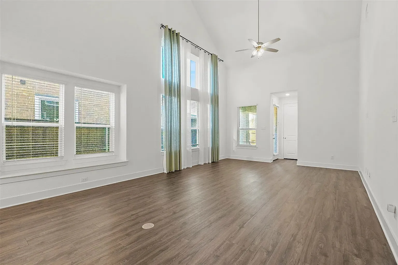 4 bed, 3.0 bath, 2297 sqft, $3,750 — Photo 4