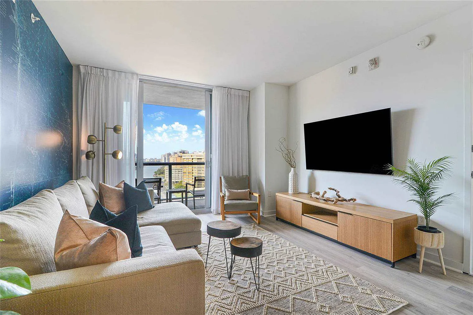 1 bed, 1.0 bath, 699 sqft, $2,627 — Photo 1