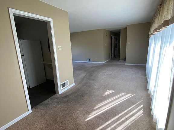 5th image of 12 Crestmont Dr