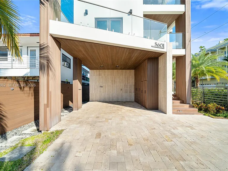 5601 N Ocean Dr — Photo 2