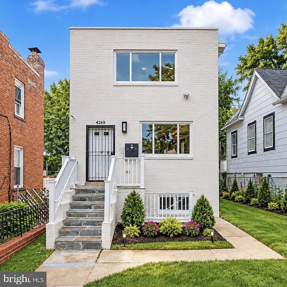 2 bed, 1.0 bath, 3552 sqft, $1,750 — Photo 1