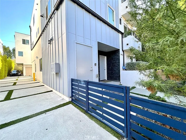 10916 Hesby St — Photo 27