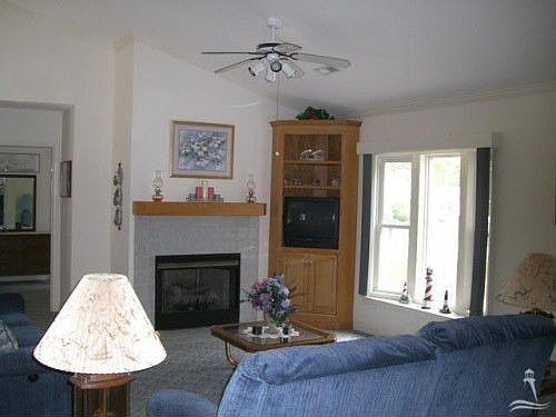 2nd image of 325 NE 46th St
