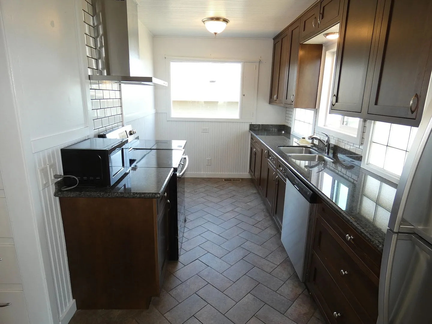 411 E 11th St. - Renovated Classic with a View! — Photo 4