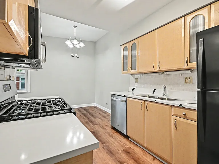 410 Ashwood Ct — Photo 12