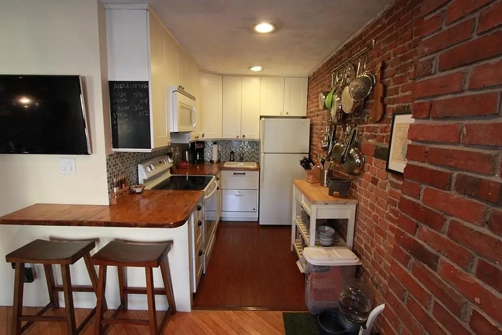 2 bed, $3,200 — Photo 1