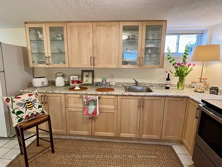 1049 Royal York Rd — Photo 4