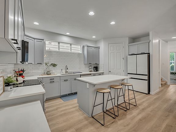 3rd image of 10818 S Tahoe Way W