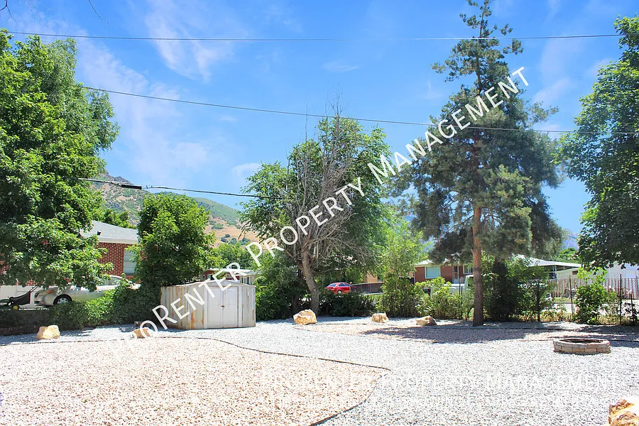 Spacious 5 Bed, 2 Bath Ogden Home — Photo 3