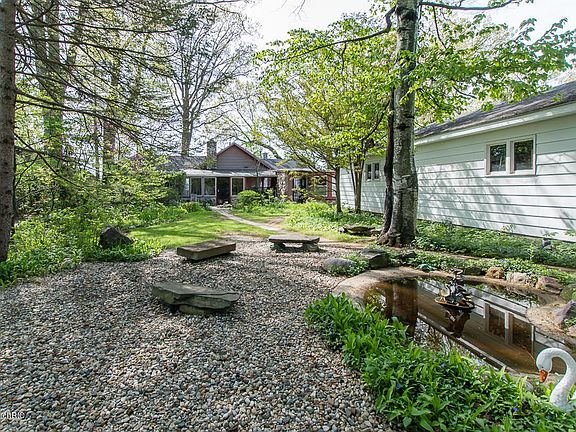 4th image of 141 Sunnyside Dr
