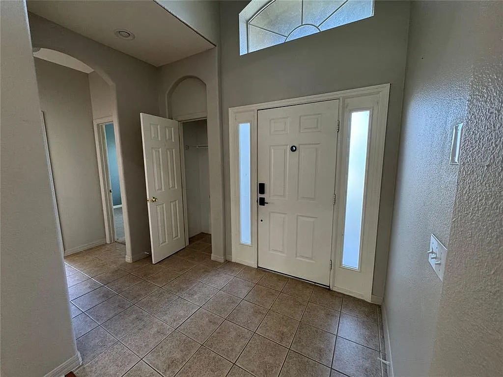 3 bed, 3.0 bath, 2039 sqft, $2,400 — Photo 3