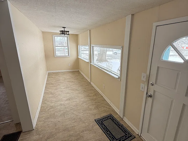 230 N Woodlawn St — Photo 7