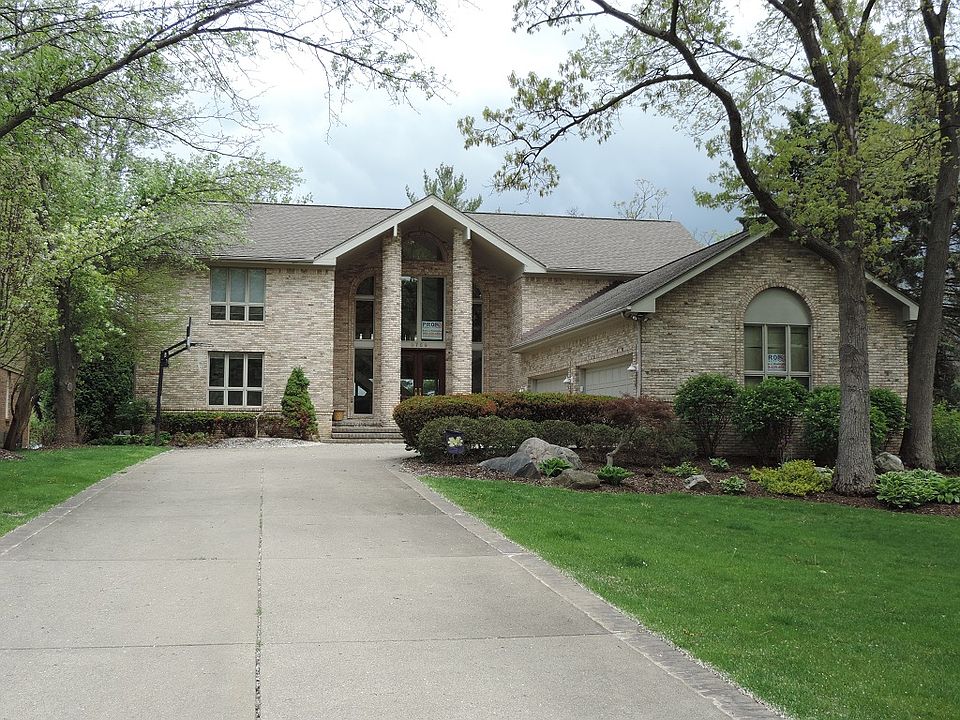 Spectacular lake front home