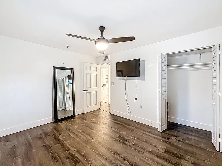 305 SE 11th Ave #D — Photo 10