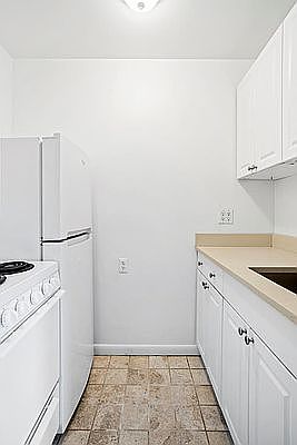 3rd image of 301 E 84th St APT 6D