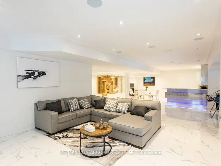98 Upper Canada Dr — Photo 11