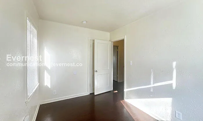 2811 E 58th St — Photo 10