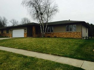 2745 Highland Dr, Marion, IA 52302