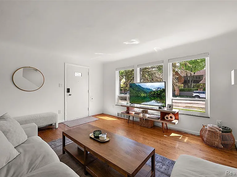 1065 Wimbleton Dr — Photo 3