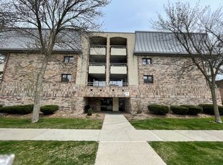 5200 N Diversey Blvd APT 104, Whitefish Bay, WI