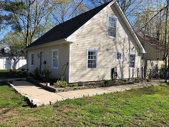 2nd image of 37 Maplewood Dr